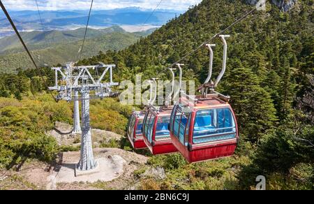 Gondelbahn zum Shika Snow Mountain, Blue Moon Valley, China. Stockfoto