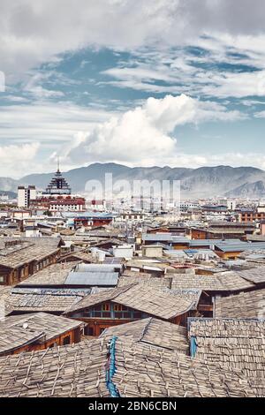 Dächer von Dukezong, Skyline der Altstadt von Shangri La, Farbgebung, autonome tibetische Präfektur Diqing, China. Stockfoto