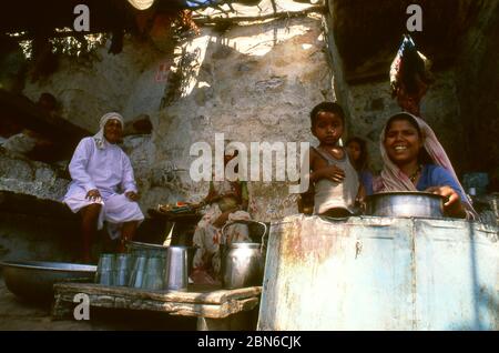 Indien: Ein Teehaus in der Nähe des Hindu Omkareshwar Mahadev Tempels am Narmada Fluss, Madhya Pradesh. Omkareshwar Mahadev ist ein Hindu-Tempel gewidmet Stockfoto