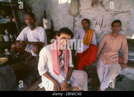 Indien: Ein Teehaus in der Nähe des Hindu Omkareshwar Mahadev Tempels am Narmada Fluss, Madhya Pradesh. Omkareshwar Mahadev ist ein Hindu-Tempel gewidmet Stockfoto