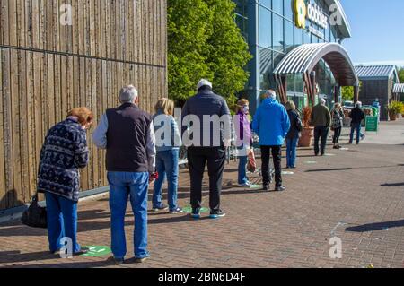 Schlange für Dobbies in Southport, Merseyside UK Coronavirus 13th. Mai 2020. Die Dobbies Garden Centers werden wieder eröffnet, und es gibt neue Einkaufsrichtlinien in 54 Filialen in ganz Großbritannien. Nach neuen Regeln, die ab heute eingeführt werden, können Gartencenter für Geschäfte geöffnet werden und Menschen können eine Person außerhalb ihres Haushalts treffen. Die Menschen in England können jetzt mehr Zeit draußen verbringen, einen Freund im Park treffen und nach Hause ziehen, während die Regierung beginnt, einige Sperrmaßnahmen zu lockern. Stockfoto