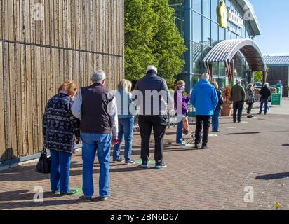 Schlange für Dobbies in Southport, Merseyside UK Coronavirus 13th. Mai 2020. Die Dobbies Garden Centers werden wieder eröffnet, und es gibt neue Einkaufsrichtlinien in 54 Filialen in ganz Großbritannien. Nach neuen Regeln, die ab heute eingeführt werden, können Gartencenter für Geschäfte geöffnet werden und Menschen können eine Person außerhalb ihres Haushalts treffen. Die Menschen in England können jetzt mehr Zeit draußen verbringen, einen Freund im Park treffen und nach Hause ziehen, während die Regierung beginnt, einige Sperrmaßnahmen zu lockern. Stockfoto
