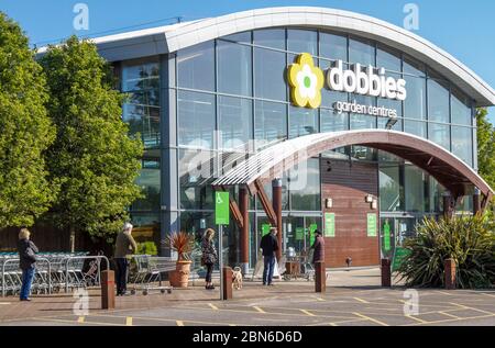 Schlange für Dobbies Gartencenter in Southport, Merseyside UK Coronavirus Restrictions Mai 2020. Die Doobbies Garden Center werden mit neuen Einkaufsrichtlinien in 54 Filialen in Großbritannien wieder eröffnet. Nach neuen Regeln können Gartenzentren ab heute für Unternehmen geöffnet werden, und Menschen können eine Person außerhalb ihres Haushalts treffen. Die Menschen in England können jetzt mehr Zeit im Freien verbringen, einen Freund im Park treffen und nach Hause ziehen, während die Regierung beginnt, einige Absperrmaßnahmen zu lockern. Stockfoto