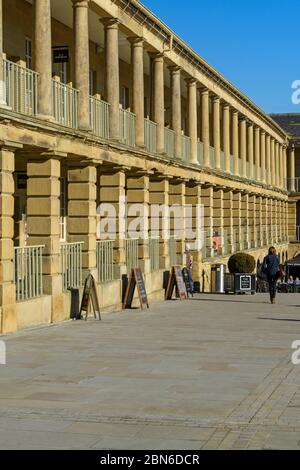 Historische Piece Hall Hof Attraktion (Besucher in sonnigen piazza, Kolonnaden, Bögen, blauer Himmel) - Halifax, West Yorkshire, England Stockfoto