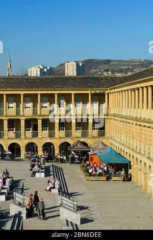 Historische Piece Hall Innenhof Attraktion (sonnige piazza, Besucher entspannen, sitzen in Cafés, Kolonnaden, Bögen) - Halifax, West Yorkshire, England Stockfoto