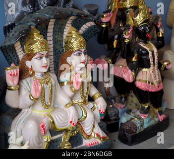 Jabalpur, Madhya Pradesh/Indien : 29. Januar 2020 - Marmorstatuen des hinduistischen gottes und der Göttin Stockfoto