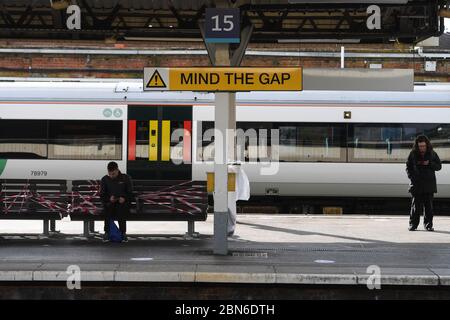 Passagiere warten, um an der Clapham Junction Station in London in einen Zug einzusteigen, nachdem angekündigt wurde, das Land aus der Sperre zu holen. Stockfoto