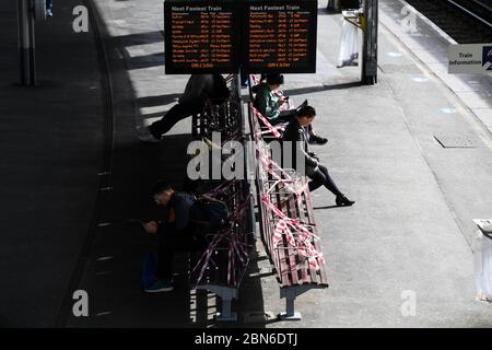 Passagiere warten, um an einem Zug in Clapham Junction Station in London, nach der Ankündigung der Pläne, das Land aus der Sperre zu bringen. Stockfoto