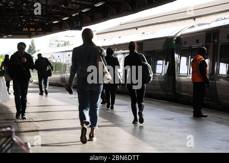 Passagiere auf einem Bahnsteig am Bahnhof Clapham Junction in London, nach der Ankündigung der Pläne, das Land aus der Sperre zu bringen. Stockfoto