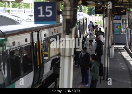 Passagiere warten, um an einem Zug in Clapham Junction Station in London, nach der Ankündigung der Pläne, das Land aus der Sperre zu bringen. Stockfoto