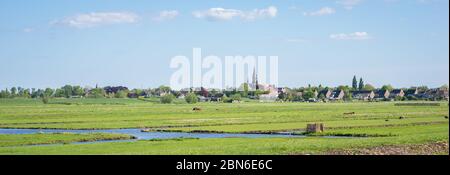 Panoramablick auf eine klassische Polderlandschaft und das Dorf Reeuwijk-dorp im westlichen Teil der Niederlande Stockfoto