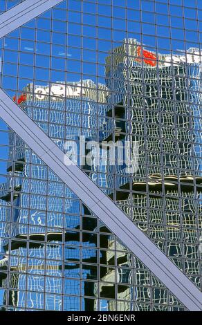 China: Die Zwillingstürme des Lippo Center spiegeln sich in den Fenstern des Bank of China Tower (BOC Tower), Hongkong. Ursprünglich ein spärlich bevölkert Stockfoto