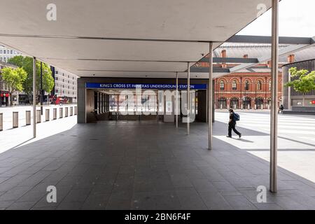 Eine Einzelperson geht zum Eingang der U-Bahn-Station King's Cross. Stockfoto