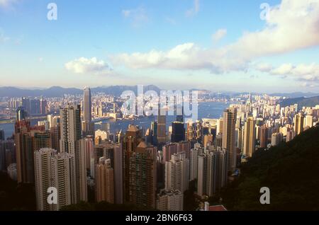 China: Hong Kong Insel und Hafen vom Victoria Peak aus gesehen, mit Kowloon im Hintergrund, Hong Kong Insel. Ursprünglich ein dünn besiedeltes Gebiet o Stockfoto