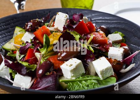 Griechischer Salat oder Horiatiki Salat ist ein Salat in der griechischen Küche. Griechischer Salat wird mit Tomaten, Gurken in Scheiben, Zwiebeln, Feta-Käse und Ooli zubereitet Stockfoto