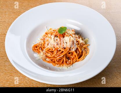 Spaghetti Napoli mit neapolitanischer Sauce, auch Napoli Sauce oder Napoletana Sauce, Spaghetti Napoli, ein traditionelles italienisches Pasta-Gericht mit zubereitet Stockfoto