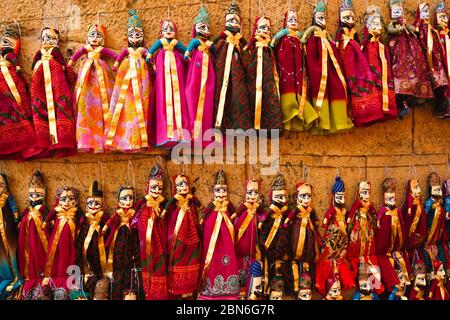 Traditionelle Rajasthani Puppen zum Verkauf in Jaisalmer, Rajasthan, Indien. Stockfoto