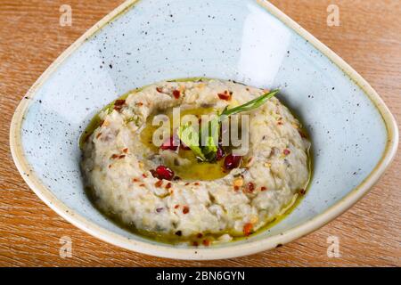 Baba Ghanoush, auch baba Ganoush oder baba Ghanouj geschrieben, ist eine Levantine Vorspeise von zermürbtem gekochten Auberginen mit Tahini, Olivenöl, möglicherweise le gemischt Stockfoto