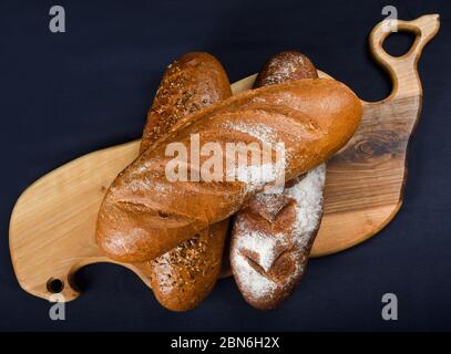 Viele verschiedene Brote und Brötchen von oben geschossen. Draufsicht der Auswahl an verschiedenen Arten von Müsli Bäckerei: Brot, Gebäck, Brötchen, Brezel und Croissant auf Stockfoto