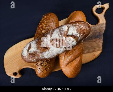 Viele verschiedene Brote und Brötchen von oben geschossen. Draufsicht der Auswahl an verschiedenen Arten von Müsli Bäckerei: Brot, Gebäck, Brötchen, Brezel und Croissant auf Stockfoto