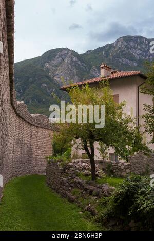 Via del Torrione und die mittelalterlichen Mauern von Venzone, Friaul-Julisch Venetien, Italien Stockfoto