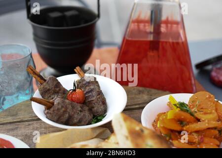 Auswahl an ostasiatischen Vorspeisen. Frisches Essen Buffet Brunch Catering Essen Party Sharing Konzept Stockfoto
