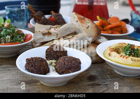 Auswahl an ostasiatischen Vorspeisen. Frisches Essen Buffet Brunch Catering Essen Party Sharing Konzept Stockfoto