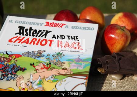 Asterix und das Chariot-Rennen von Jean-Yves Ferri, illustriert von Didier CONRAD, Buchcover, englische Fassung in Gaul-Fassung Stockfoto