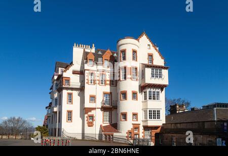 Weiß getünchte alte Gebäude jetzt Wohnungen auf Edinburgh Castle Esplanade Stockfoto