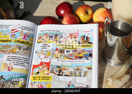 Asterix und das Chariot-Rennen von Jean-Yves Ferri, illustriert von Didier CONRAD, englische Version mit geöffneter Coronavirus-Zeichenseite Stockfoto
