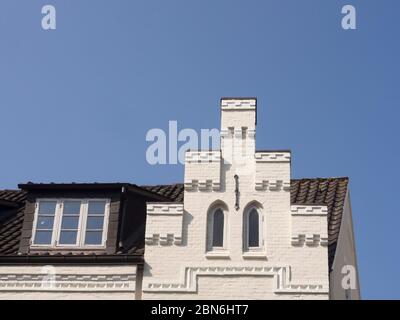 Stufengiebel auf einem weißen Backsteingebäude im Zentrum von Husum Schleswig-Holstein, Deutschland Stockfoto