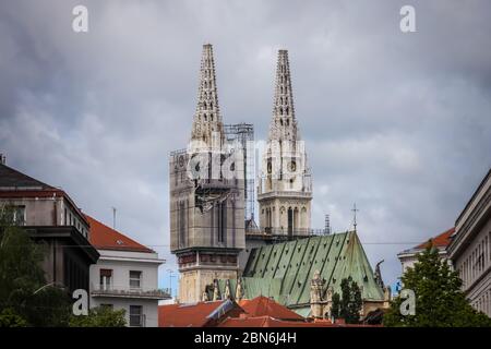 Zagreb, Kroatien - 15 April, 2020 : die Kathedrale von Zagreb ohne beide Kreuze auf der Spitze der Türme nach dem Erdbeben, die es in Zagreb beschädigt haben, Stockfoto