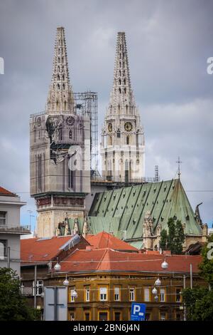 Zagreb, Kroatien - 15 April, 2020 : die Kathedrale von Zagreb ohne beide Kreuze auf der Spitze der Türme nach dem Erdbeben, die es in Zagreb beschädigt haben, Stockfoto