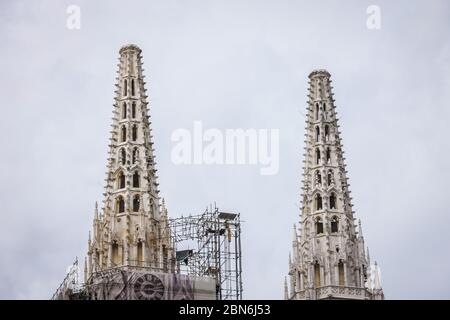 Zagreb, Kroatien - 15 April, 2020 : die Kathedrale von Zagreb ohne beide Kreuze auf der Spitze der Türme nach dem Erdbeben, die es in Zagreb beschädigt haben, Stockfoto