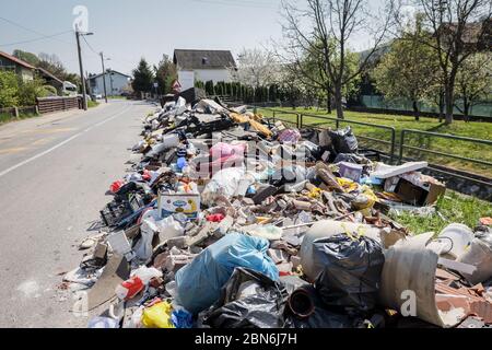 Zagreb, Kroatien - 12 April, 2020 : großer Haufen von Sperrmüll und Müll neben der Mirosevecka Straße in Zagreb, Kroatien. Stockfoto