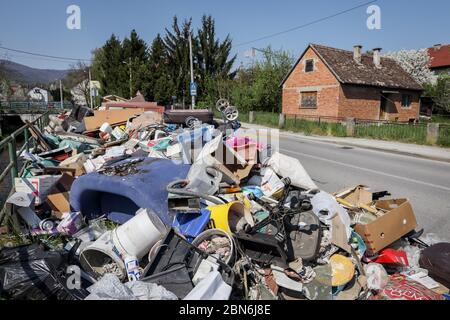 Zagreb, Kroatien - 12 April, 2020 : großer Haufen von Sperrmüll und Müll neben der Mirosevecka Straße in Zagreb, Kroatien. Stockfoto