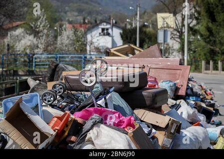 Zagreb, Kroatien - 12 April, 2020 : großer Haufen von Sperrmüll und Müll neben der Mirosevecka Straße in Zagreb, Kroatien. Stockfoto