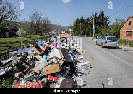 Zagreb, Kroatien - 12 April, 2020 : großer Haufen von Sperrmüll und Müll neben der Mirosevecka Straße in Zagreb, Kroatien. Stockfoto