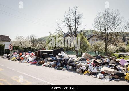 Zagreb, Kroatien - 12 April, 2020 : großer Haufen von Sperrmüll und Müll neben der Mirosevecka Straße in Zagreb, Kroatien. Stockfoto