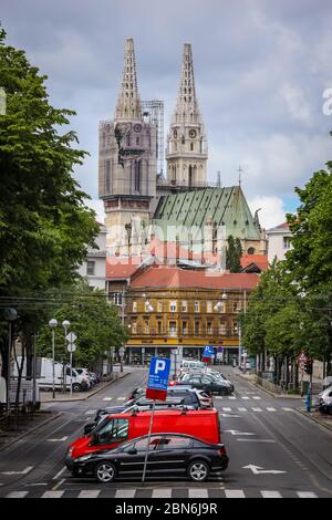 Zagreb, Kroatien - 15 April, 2020 : die Kathedrale von Zagreb ohne beide Kreuze auf der Spitze der Türme nach dem Erdbeben, die es in Zagreb beschädigt haben, Stockfoto