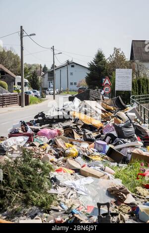 Zagreb, Kroatien - 12 April, 2020 : großer Haufen von Sperrmüll und Müll neben der Mirosevecka Straße in Zagreb, Kroatien. Stockfoto