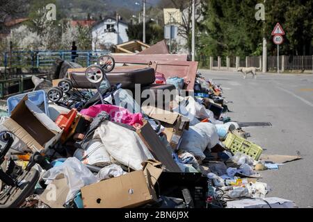 Zagreb, Kroatien - 12 April, 2020 : großer Haufen von Sperrmüll und Müll neben der Mirosevecka Straße in Zagreb, Kroatien. Stockfoto