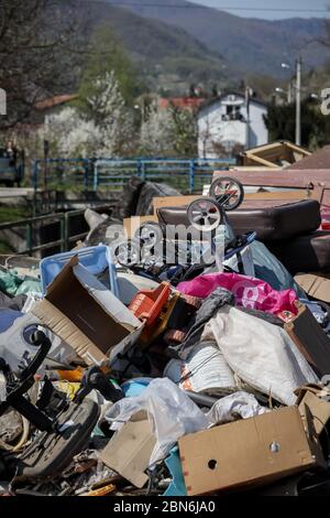 Zagreb, Kroatien - 12 April, 2020 : großer Haufen von Sperrmüll und Müll neben der Mirosevecka Straße in Zagreb, Kroatien. Stockfoto