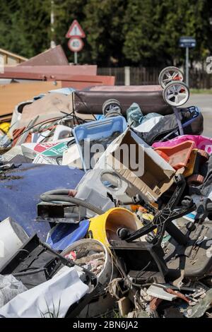 Zagreb, Kroatien - 12 April, 2020 : großer Haufen von Sperrmüll und Müll neben der Mirosevecka Straße in Zagreb, Kroatien. Stockfoto