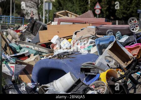 Zagreb, Kroatien - 12 April, 2020 : großer Haufen von Sperrmüll und Müll neben der Mirosevecka Straße in Zagreb, Kroatien. Stockfoto