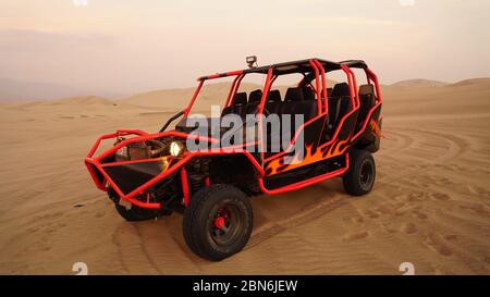 Buggy Auto in der Wüste in der Nähe von Huacachina, Ica, Peru Stockfoto