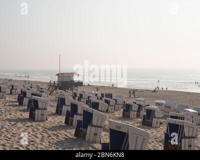 Strandkorb die deutschen Strandliegen, Urlauber und der weite Horizont entlang der kilometerlangen Strandlage im Schleswig-holsteinischen Westerland Sylt Stockfoto