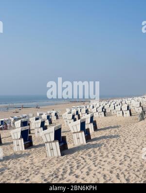 Strandkorb die deutschen Strandliegen, Urlauber und der weite Horizont entlang der kilometerlangen Strandlage im Schleswig-holsteinischen Westerland Sylt Stockfoto