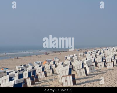 Strandkorb die deutschen Strandliegen, Urlauber und der weite Horizont entlang der kilometerlangen Strandlage im Schleswig-holsteinischen Westerland Sylt Stockfoto