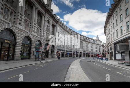 London, Großbritannien. Mai 2020. Foto aufgenommen am 12. Mai 2020 zeigt geschlossene Geschäfte in der Regent Street in London, Großbritannien. Um Millionen von Arbeitsplätzen und Unternehmen in ganz Großbritannien während des COVID-19 Ausbruch zu unterstützen, beschloss die britische Regierung, die Umsetzung ihrer Coronavirus Job Retention Scheme bis Ende Oktober zu verlängern, sagte eine Erklärung des US-Schatzamtes veröffentlicht Dienstag. Kredit: Han Yan/Xinhua/Alamy Live News Stockfoto